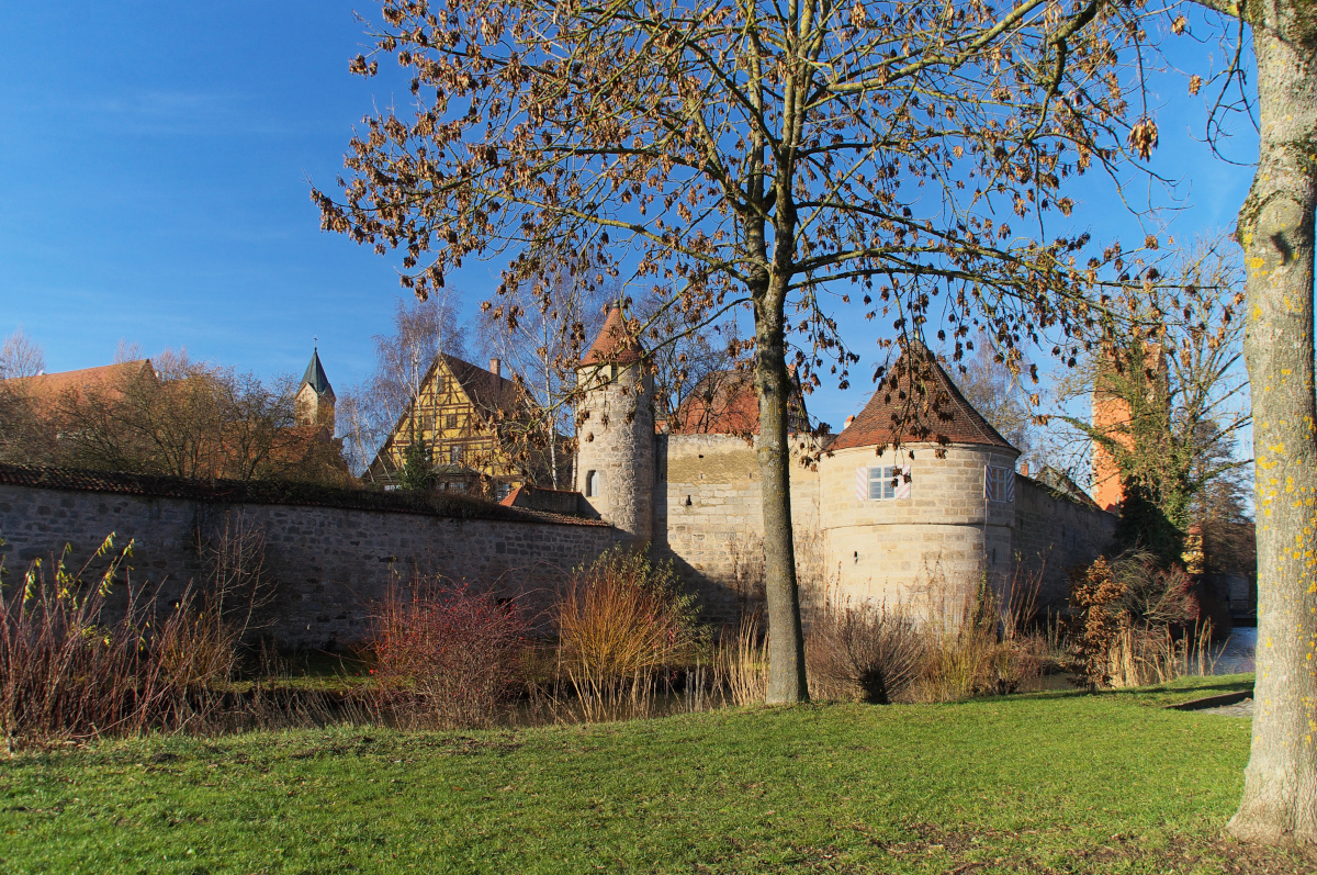 Entlang der  Romantischen Strae .....ging unsere Winterreise im Dezember 2015. Auf dem Foto sieht es eher wie im Sommer aus. Wunderbarer Sonnenschein begleitete uns am 20.12.2015 durch Dinkelsbhl. Bei den hohen Temperaturen war an Winter nicht zu denken. Entlang der Wrnitz hat man einen schnen Blick auf die Stadtmauer und die  Kleine Bastei .