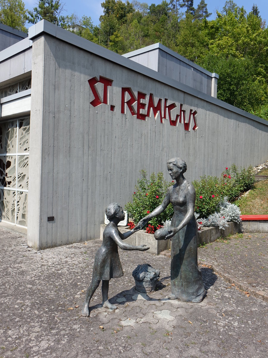 Epfendorf, Figurengruppe vor dem Gemeindezentrum St. Remigius (19.08.2018)