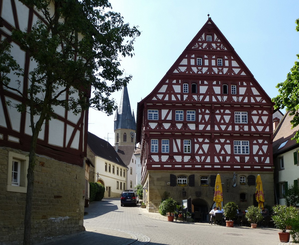 Eppingen, das Baumannsche Haus von 1582 beherbergt den Wirtskeller  Sankt Georg , das Fachwerkhaus gehrt zu den schnsten zwischen Rhein und Neckar, April 2014