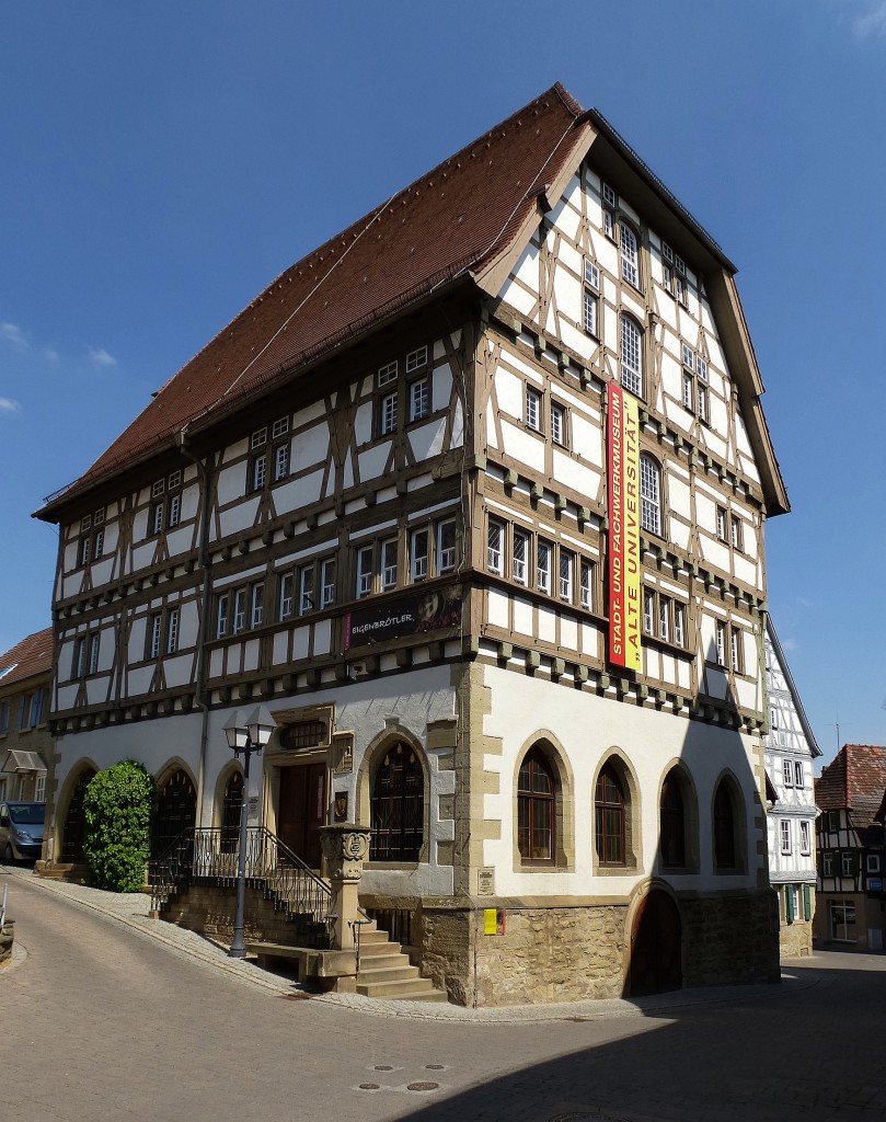 Eppingen, das Stadt-und Fachwerkmuseum  Alte Universitt  ist in diesem Gebude aus dem 15.Jahrhundert untergebracht, in den Pestjahren 1564-65 war ein Teil der Heidelberger Universitt hier untergebracht, daher diese Bezeichnung, April 2014