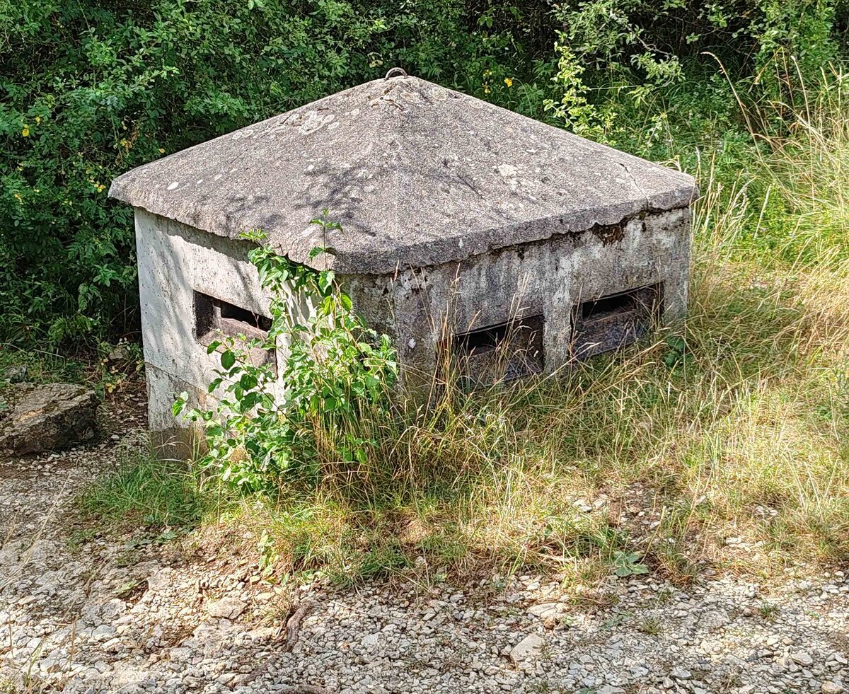 Erdbunker der NVA-Grenztruppe der DDR in der N�he von der Gedenkst�tte Point Alpha bei Rasdorf, 07-2026