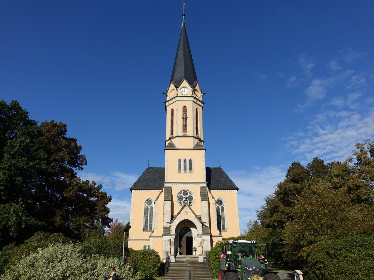 Erdmannsdorf, evangelische St. Trinitatis Kirche, erbaut von 1892 bis 1893 (17.09.2023)