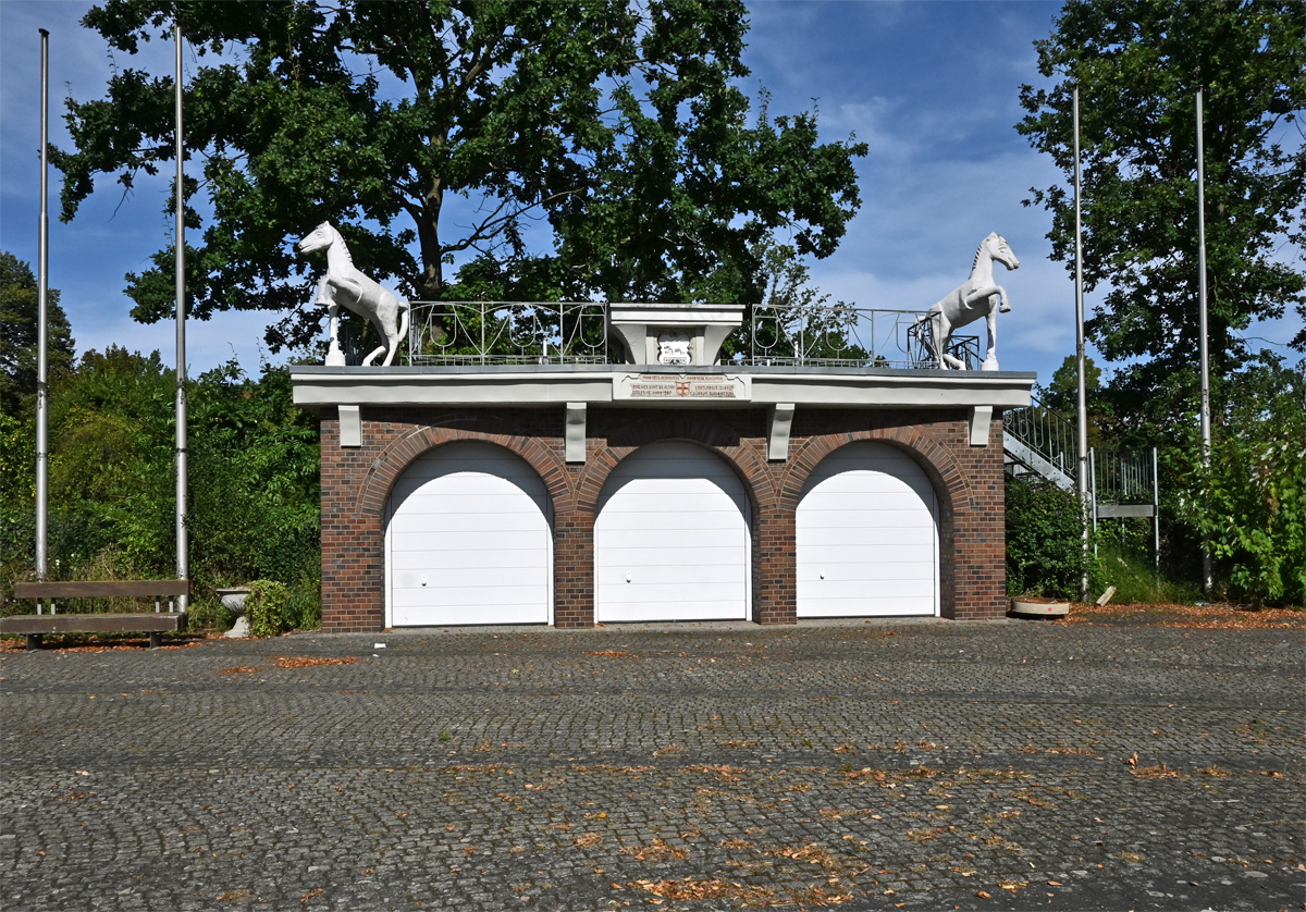 Erftstadt-Gymnich,  Rhein-Erft-Kreis, Rittplatz mit Ritteraltar - 23.09.2021