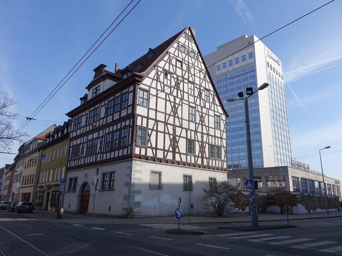 Erfurt, Fachwerkhaus und Hotel Radisson Blu in der Krmpferstrae (10.04.2023)