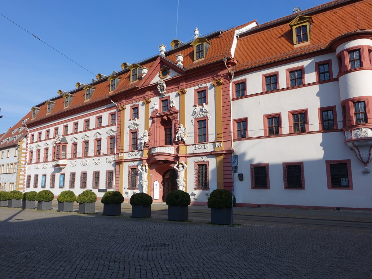 Erfurt, Thringer Staatskanzlei in der Regierungsstrae, erbaut im 16. Jahrhundert (10.04.2023)