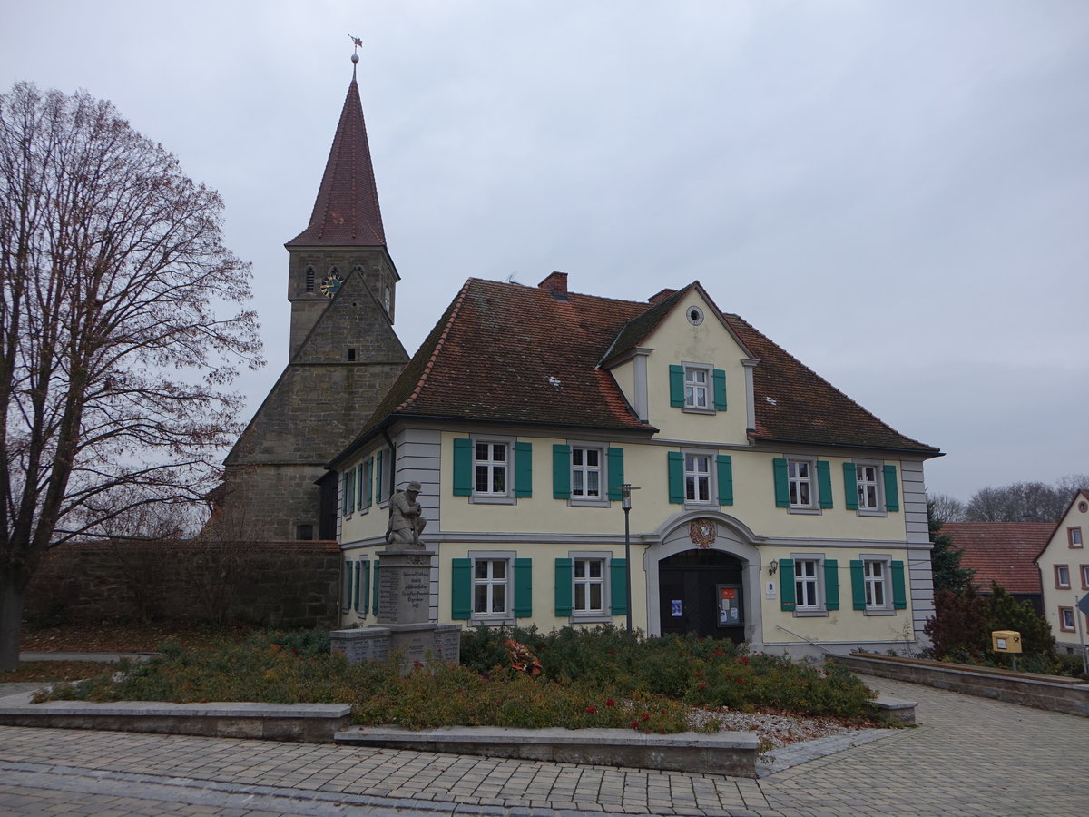 Ergersheim, Altes Pfarr- und Schulhaus, erbaut 1765 durch  Johann David Steingruber, Ev. St. Ursula Kirche, Sandsteinquaderbau, einschiffiges Langhaus mit Satteldach und eingezogenem Polygonalchor, fnfgeschossiger Chorflankenturm mit Pyramidendach, Turm und Chor um 1400, Langhaus erbaut im 15. Jahrhundert (27.11.2016)