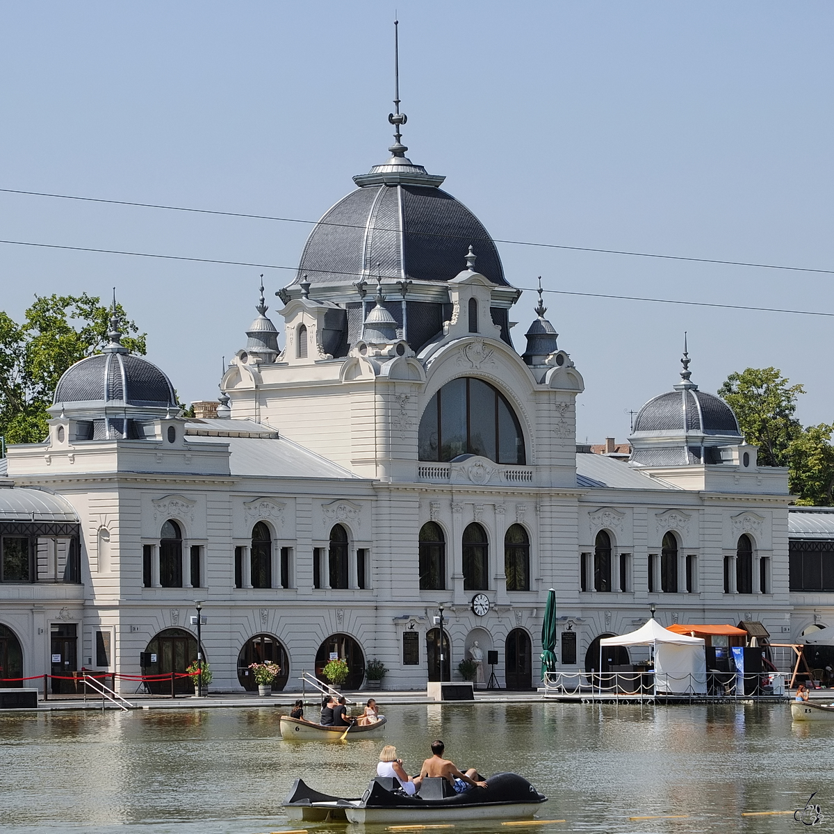 Erholung auf dem Wasser bei ca. 40 Auentemperatur vor dem 1895 erbauten Sportpavillon. (Budapest, August 2013)