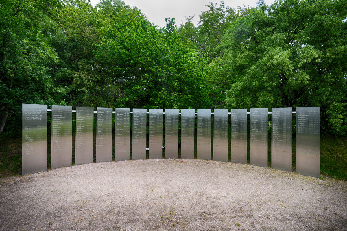 Erinnerungstafel am Eingang zur KZ-Gedenksttte Husum-Schwesing an der Kreisstrae Schwesingfeld im Schwesinger Ortsteil Engelsburg.
Aufnahme: 31. Mai 2019.