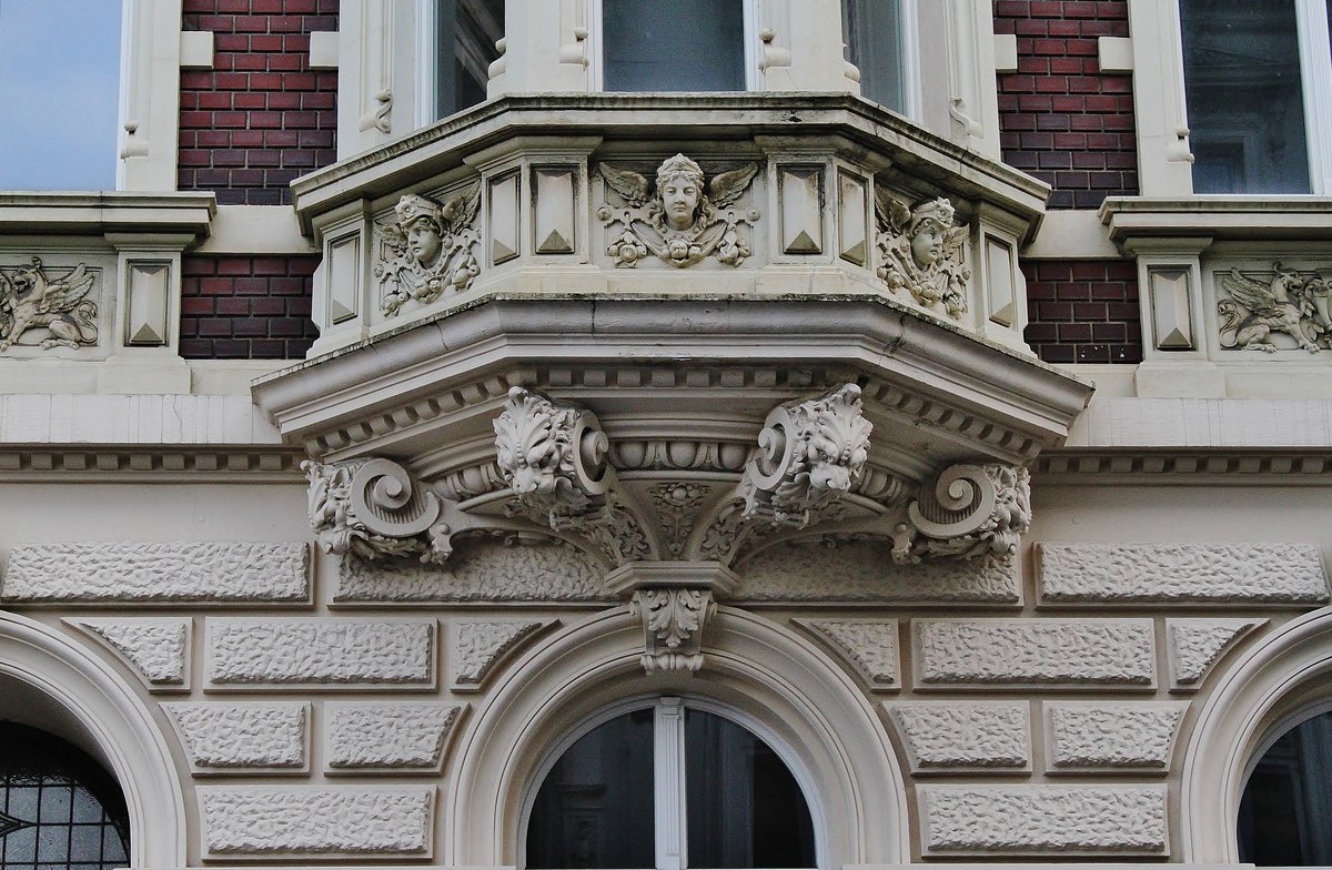 Erker mit Stuck-Ornamenten, an alten Grnderzeit Fassaden in der Simonstrae, am Arrenberg. Aufnahmedatum: 09.04.2019