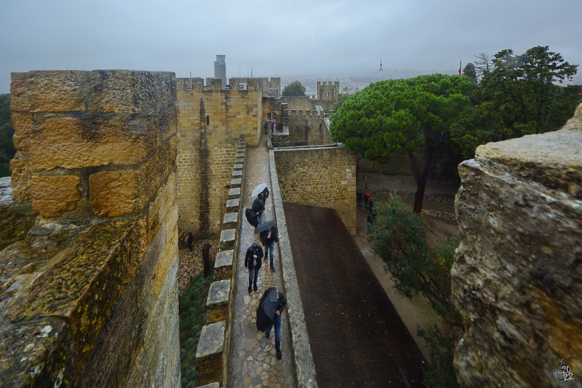 Erkundung (bei Regen) der Festungsanlage Castelo de So Jorge in Lissabon. (Dezember 2016)