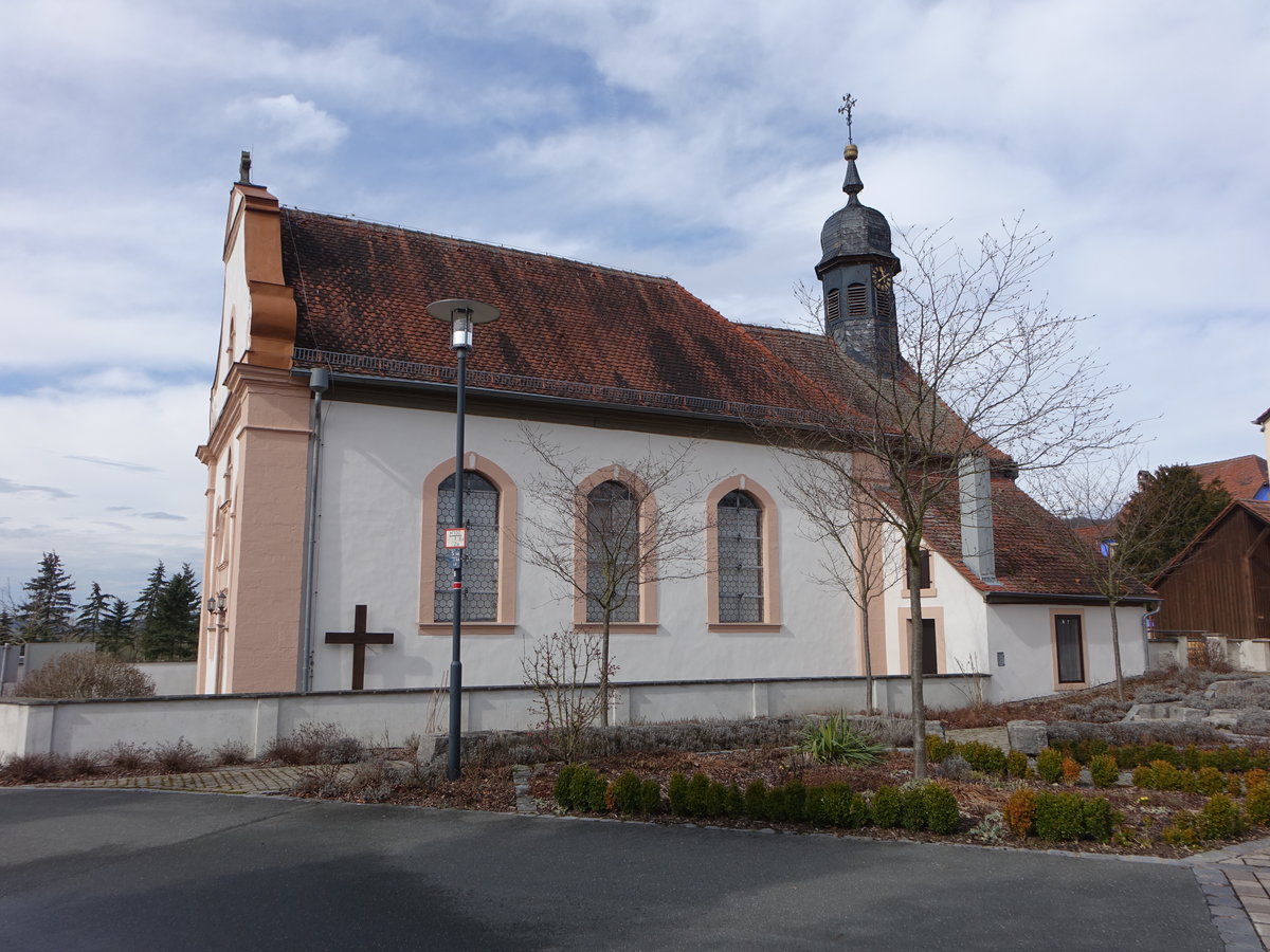 Erlabronn, Katholische Filialkirche Heilig Kreuz. Saalbau mit Halbwalmdach, eingezogenem Chor mit halbrundem Abschluss und Dachreiter mit Zwiebelhaube, reprsentative Sdfassade mit Volutengiebel. Erbaut von 1766 bis 1767 durch die Baumeister David Nhr und Hans Adam Rger (11.03.2018)