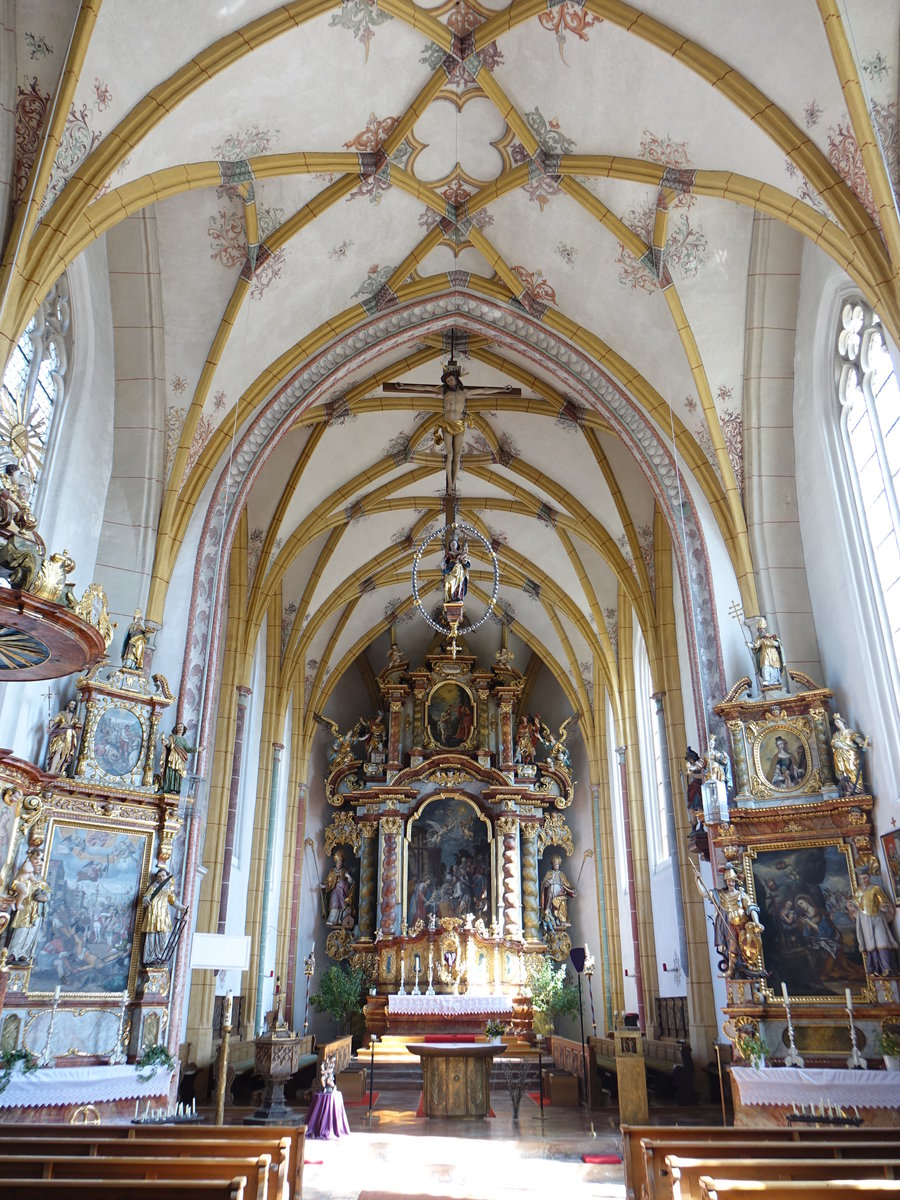 Erlach, Innenraum der Maria Himmelfahrt Kirche, Netzrippengewlbe und ein groes Chorfresko Christi Geburt aus der zweiten Hlfte des 16. Jahrhunderts, Hochaltar von 1676 mit Altarbild Anbetung der Knige von Tobias Schinnagl (09.04.2017)