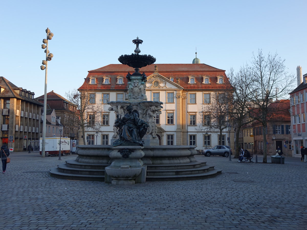 Erlangen, Paulibrunnen und von Stutterheimsches Palais am Marktplatz, Palais erbaut von 1728 bis 1730 fr den Erlanger Amtshauptmann Christian Hieronymus von Stutterheim, Brunnen errichtet 1889 von Friedrich Wanderer (26.03.2016)