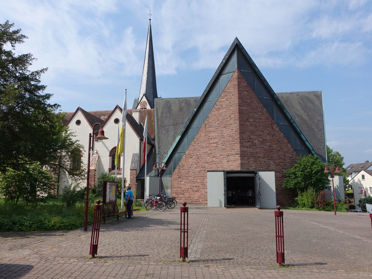 Erlenbach am Main, kath. Pfarrkirche St. Peter und Paul, Erweitertungsbau 1964 in Form eines hohen Zentralbaus auf gestrecktem siebeneckigem Grundriss mit verschiefertem Kreuzdach (13.05.2018)