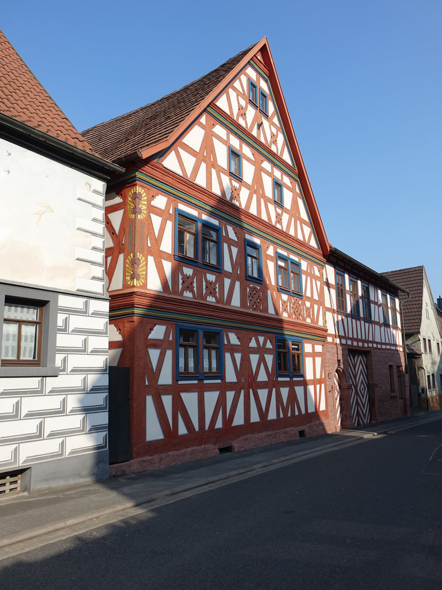 Erlenbach, ehem. Gasthof zum Lwen, Zweigeschossiges Zierfachwerkhaus mit giebelstndigem Satteldach, erbaut im 17. Jahrhundert (12.05.2018)