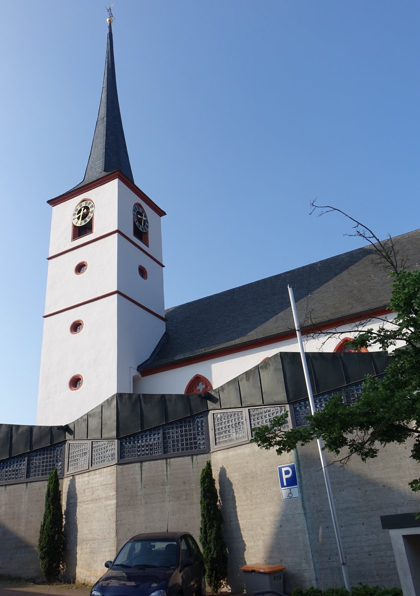 Erlenbach, kath. Pfarrkirche St. Burkardus, Saalkirche mit Walmdach, erbaut 1614 (12.05.2018)