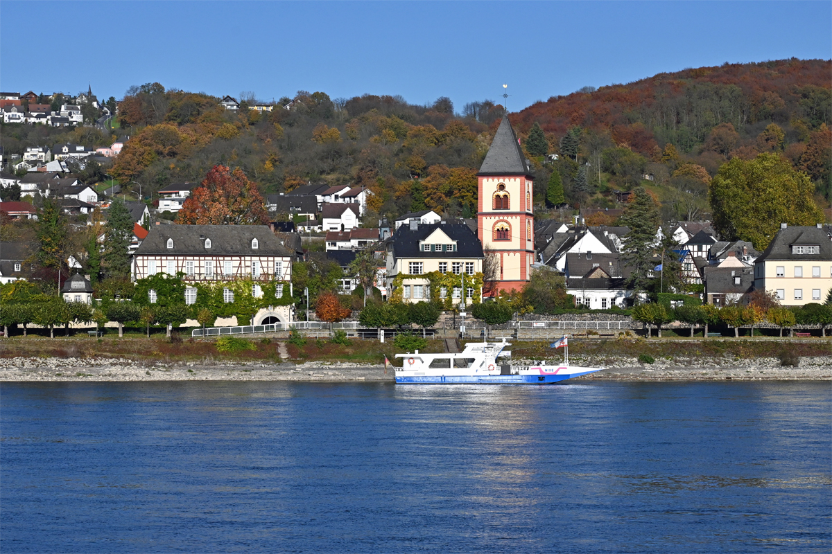 Erpel am Rhein mit St. Severinkirche und Personenfhre zwischen Erpel und Remagen - 09.11.2021