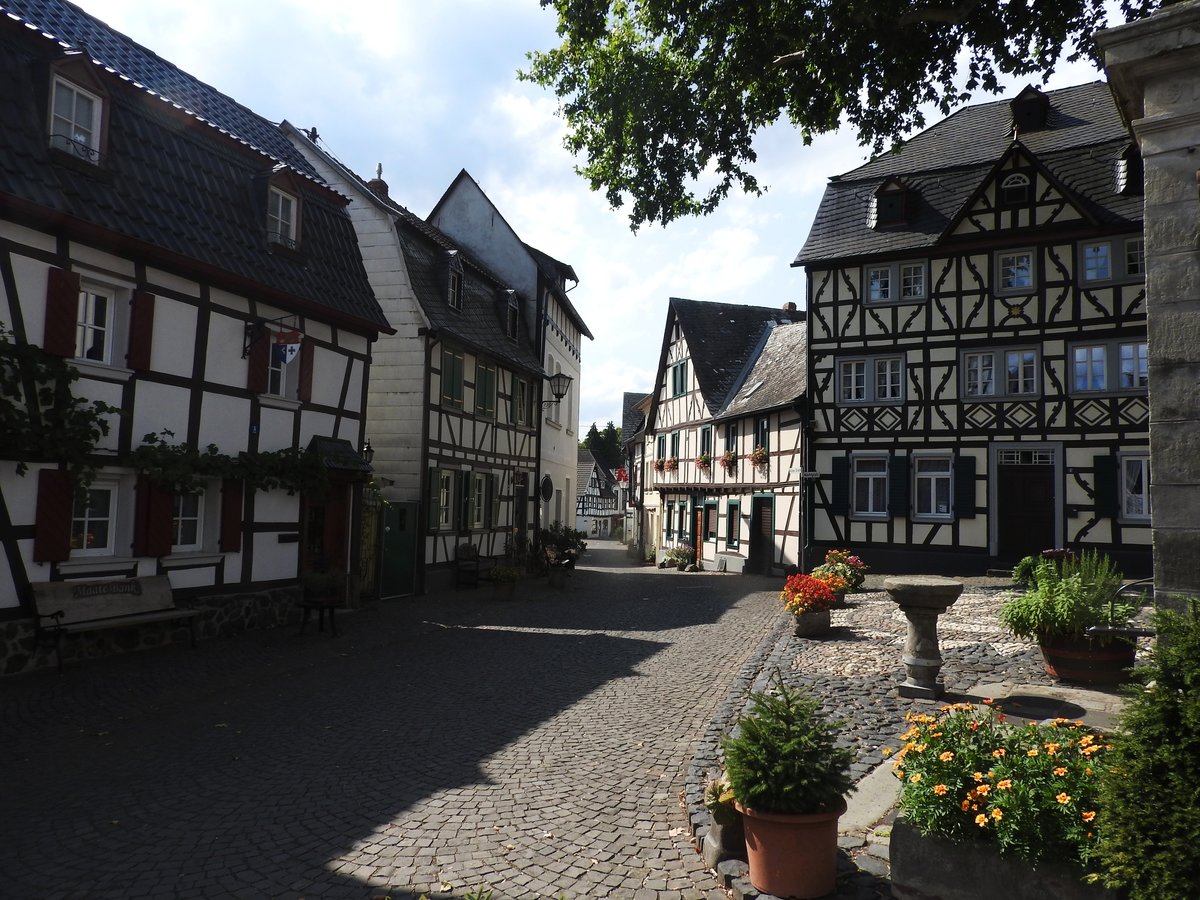 ERPEL-EIN RHEINISCHES FACHWERK-IDYLL
Bekannt durch den Basaltfelsen  ERPELER LEY  und die unterhalb stehenden Brckenpfeiler der
BRCKE VON REMAGEN  bietet das alte Weinanbau-Stdtchen einen traumhaft schnen Marktplatz
mit einer Platane von 1887,einem Brunnenpfeiler von 1753 und wunderschnem rheinischen
Fachwerk...hier am 23.8.2018