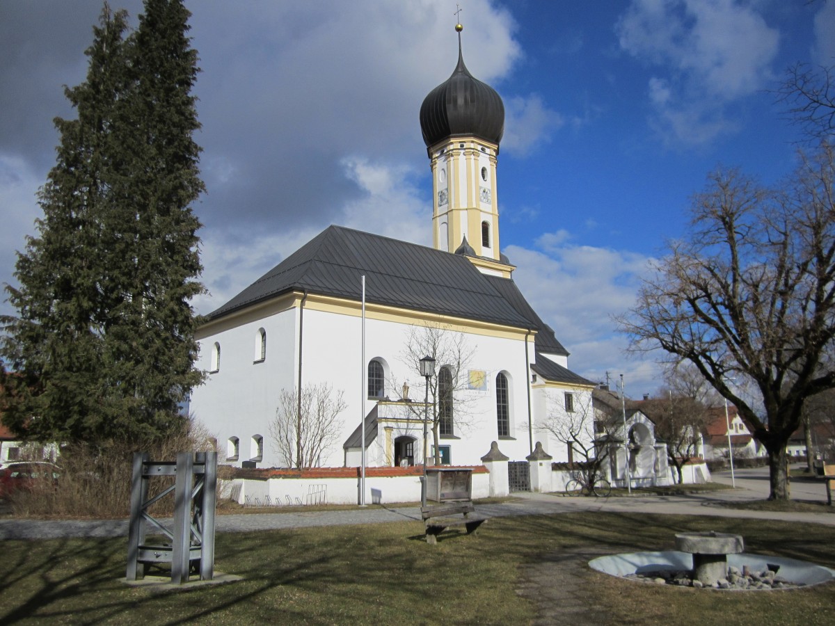 Erpfting, St. Michael Kirche, erbaut 1472 bis 1479, Turm um 1710, Umbau 1822 von Joseph Kpfle (22.02.2014)