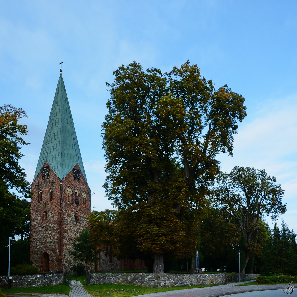 Errichtet wurde die Kirche in Spornitz im 13. Jahrhundert. (August 2014)