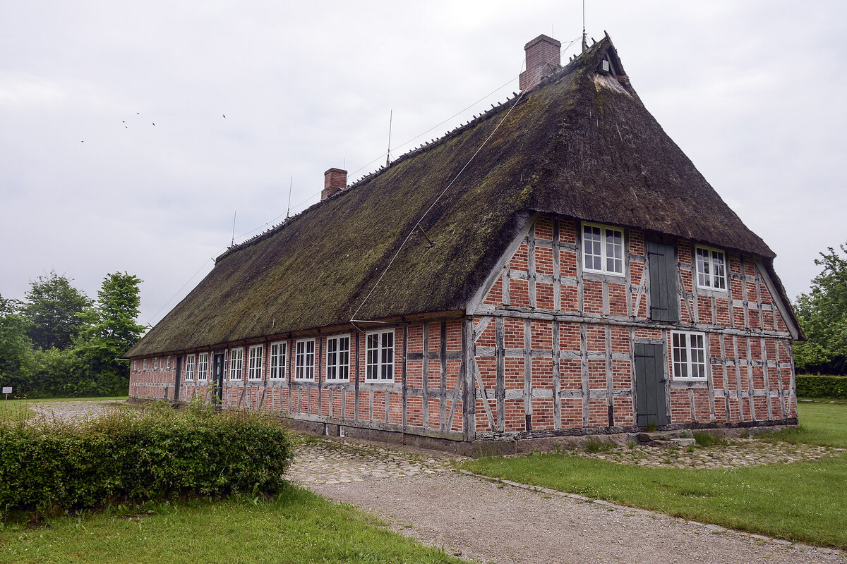 Erste Station im Unewatter Landschafstmuseum Angeln ist der Marxenhof, ein Bauernhof aus Sderbarup im sdlichen Angeln. Dort erhalten Besucher im Marxenhaus von 1626 Informationen ber das Museum und den Rundweg durch den Ort. Die ehemalige Scheune des Hofs ist heute Bro und Versammlungsraum.

Whrend die beiden Gebude Mitte der 1980er-Jahre nach Unewatt versetzt wurden, befinden sich die vier anderen Museumsinseln noch an ihren Original-Standorten. Der Rundweg fhrt zunchst an der Hauptstrae entlang zur Rucherei. Sie entstand 1894 und bot der Landbevlkerung ein Nebeneinkommen.

Aufnahme: 7. Juni 2021.