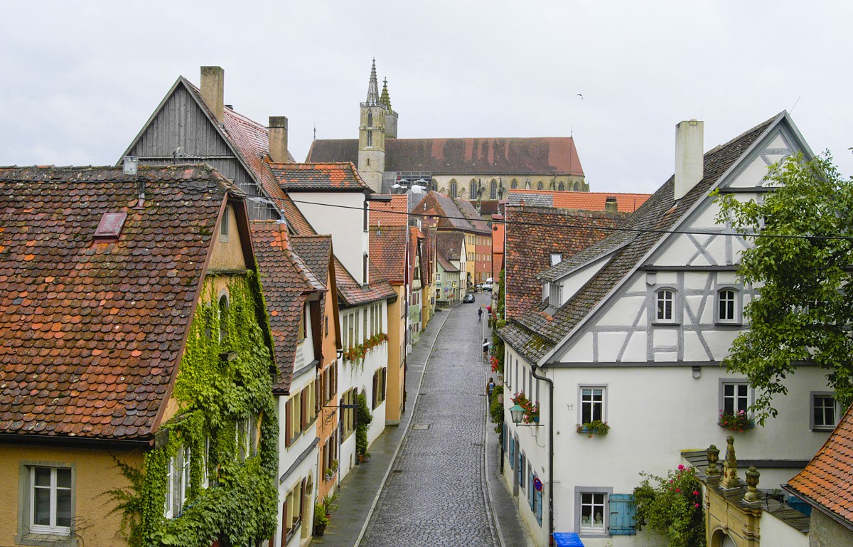 Erster Blick vom Mauergang in die Klingengasse in Rothenburg ob der Tauber. Aufnahme: August 2008.