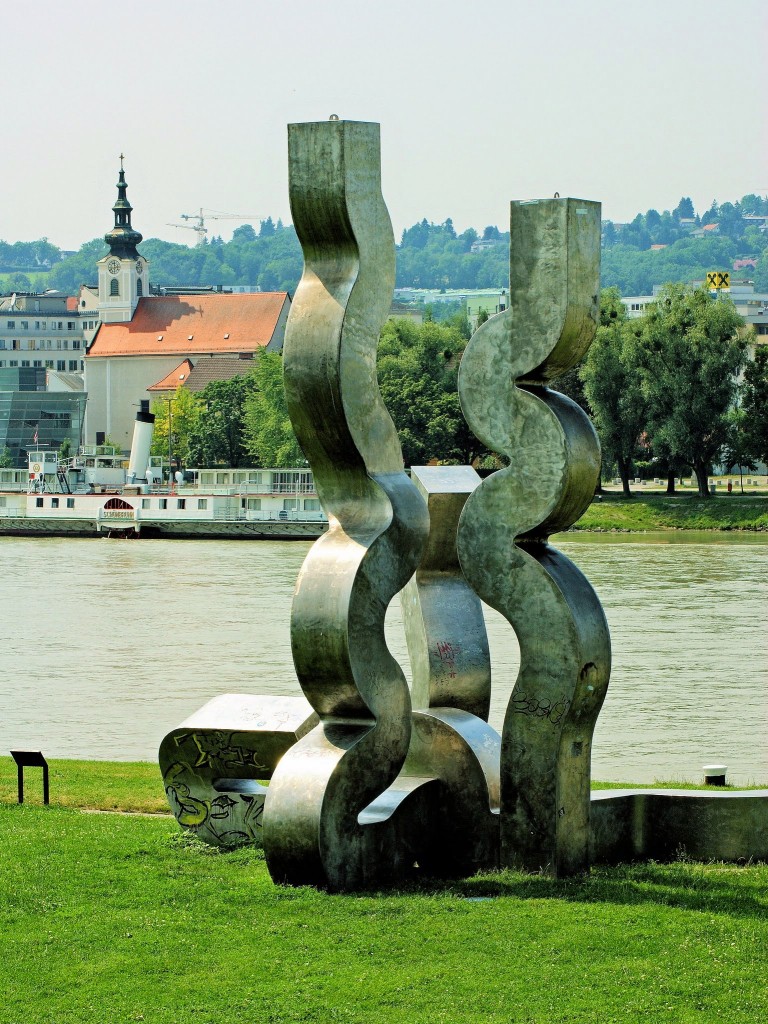 Erwin Reiters Plastik Strmung an der Linzer Donaulnde, Forum Metall 1977
(4.7.2012)