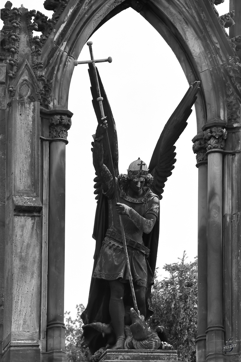  Erzengel Michael im Kampf mit dem Drachen  im Park Babelsberg. (Berlin, April 2018)