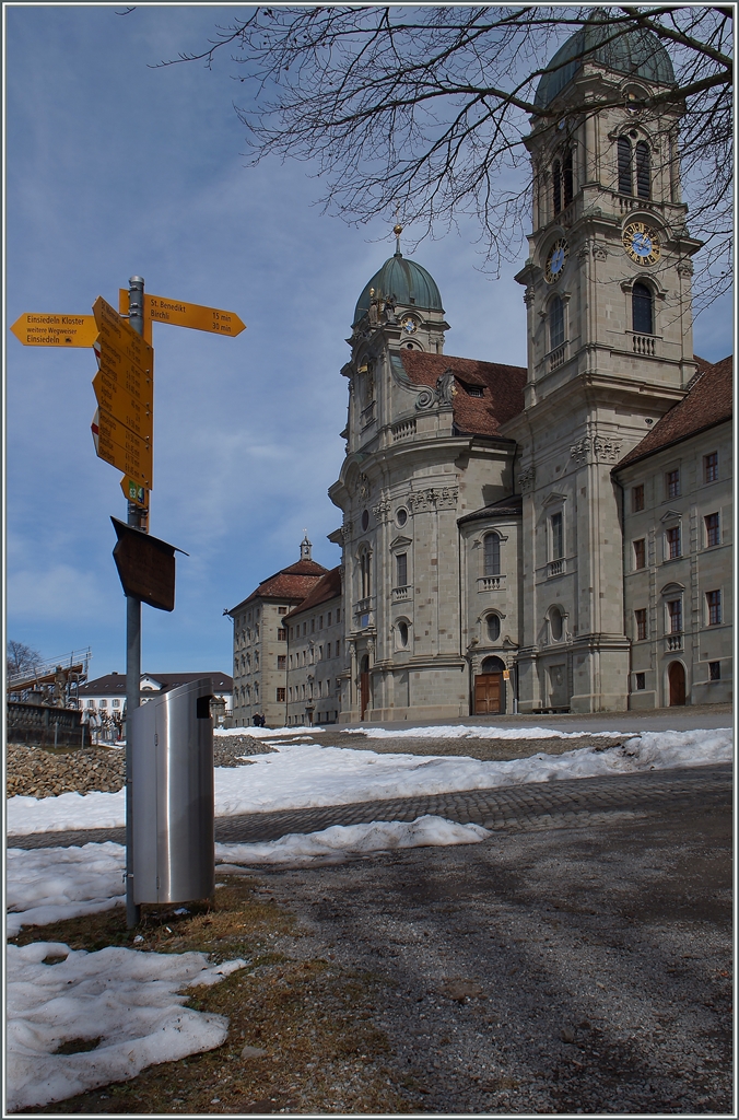  Es fhren viele Wege nach Rom  - aber auch einige nach Einsiedeln.
Eine etwas anderes Ansicht des bekannten Klosters von Einsiedeln.
17. Mrz 2015