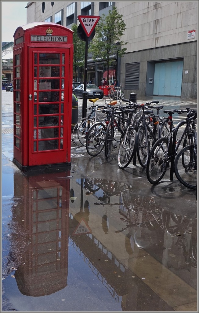 Es gibt sie noch in London, wenn auch nicht immer in Betrieb: die berhmten roten Telefonzellen gehren zum Stadtbild von London wie die roten Busse.
(22.05.2014)