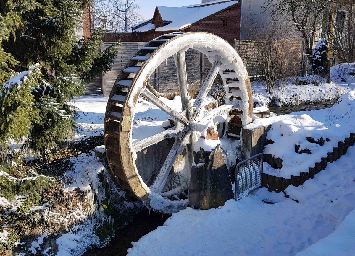  Es klappert die Mhle  - zur Zeit nicht. Der Frost hat das Mhlrad gestoppt. Hnfeld im Februar 2021