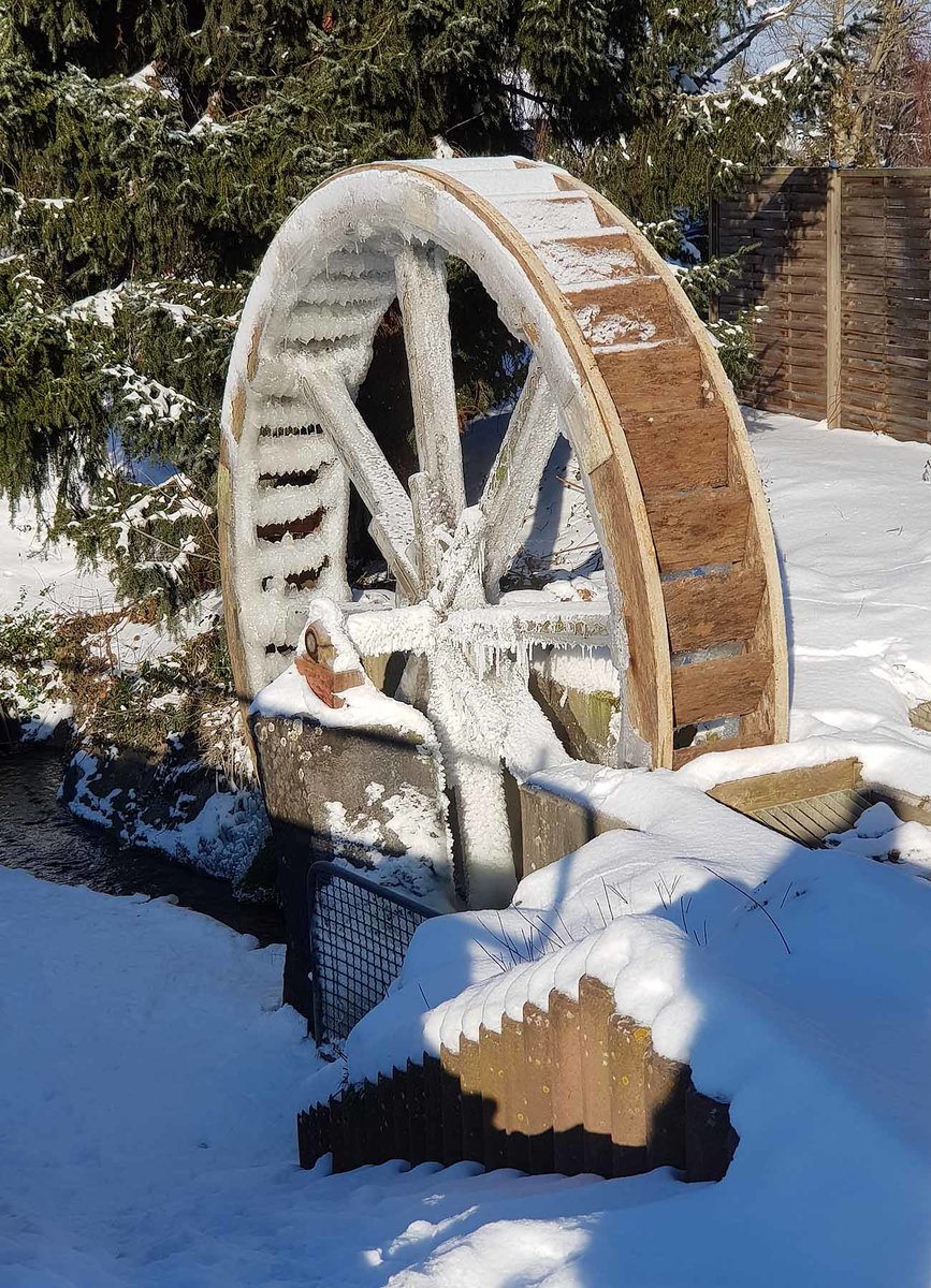  Es klappert die Mhle  - zur Zeit nicht. Der Frost hat das Mhlrad gestoppt. Hnfeld im Februar 2021