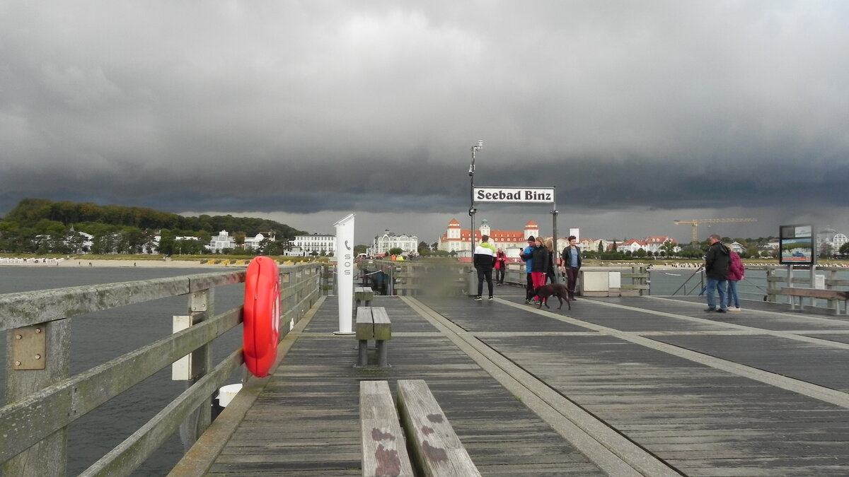 Es soll auch schlechtes Wetter in Binz geben. Bedrohliche Wolken, gesehen am 27.09.22 auf der Seebrcke von Binz auf der Insel Rgen.