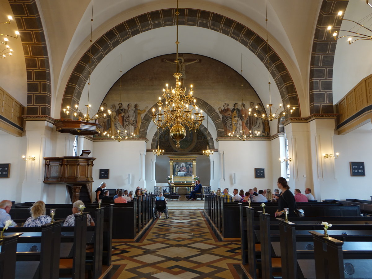 Esbjerg, Altar und Kanzel von Ole Sondergaard in der Vor Frelsers Kirke (09.06.2018)