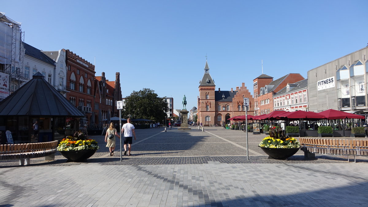 Esbjerg, Hauptplatz Torvet mit Rathaus und Reiterstandbild von Christian IX. (26.07.2019)