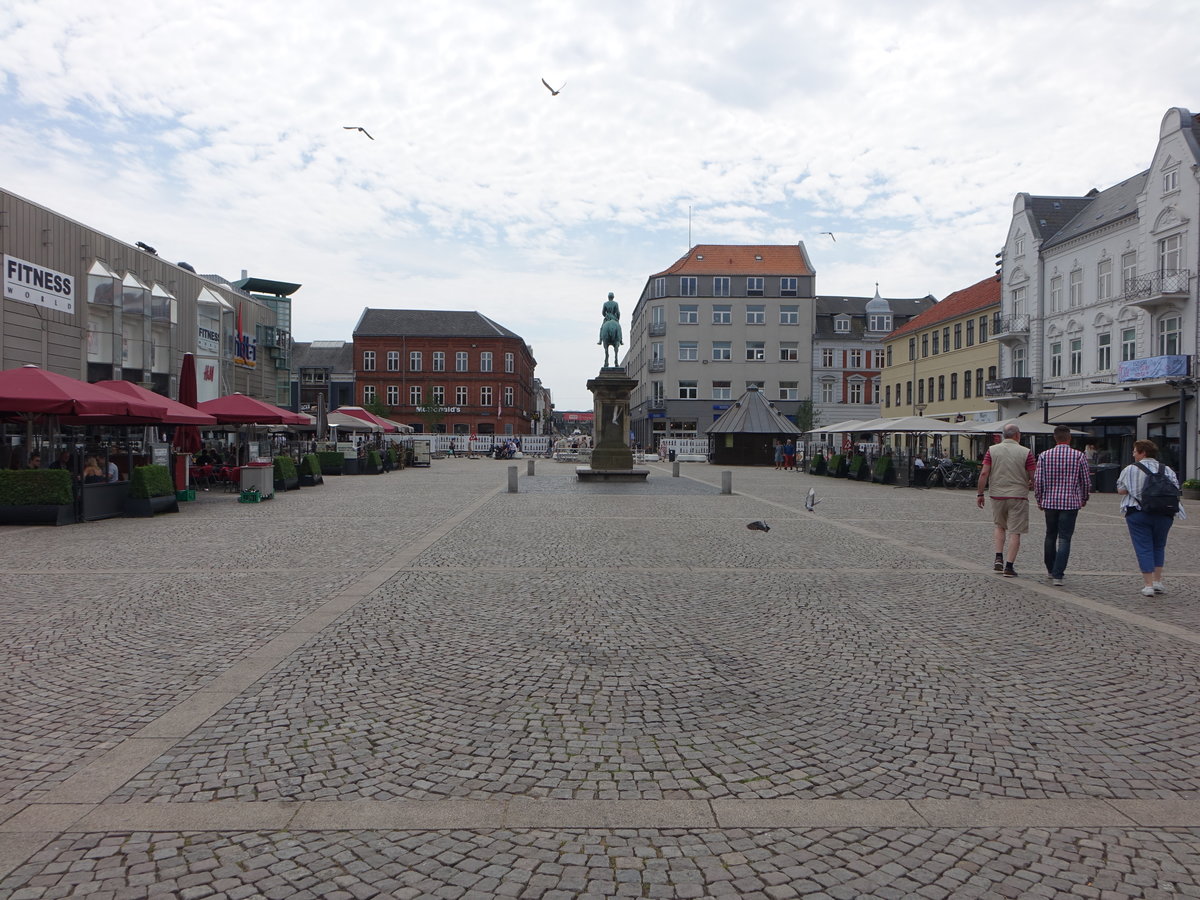 Esbjerg, Reiterstandbild und Huser am Hauptplatz Torvet (09.06.2018)