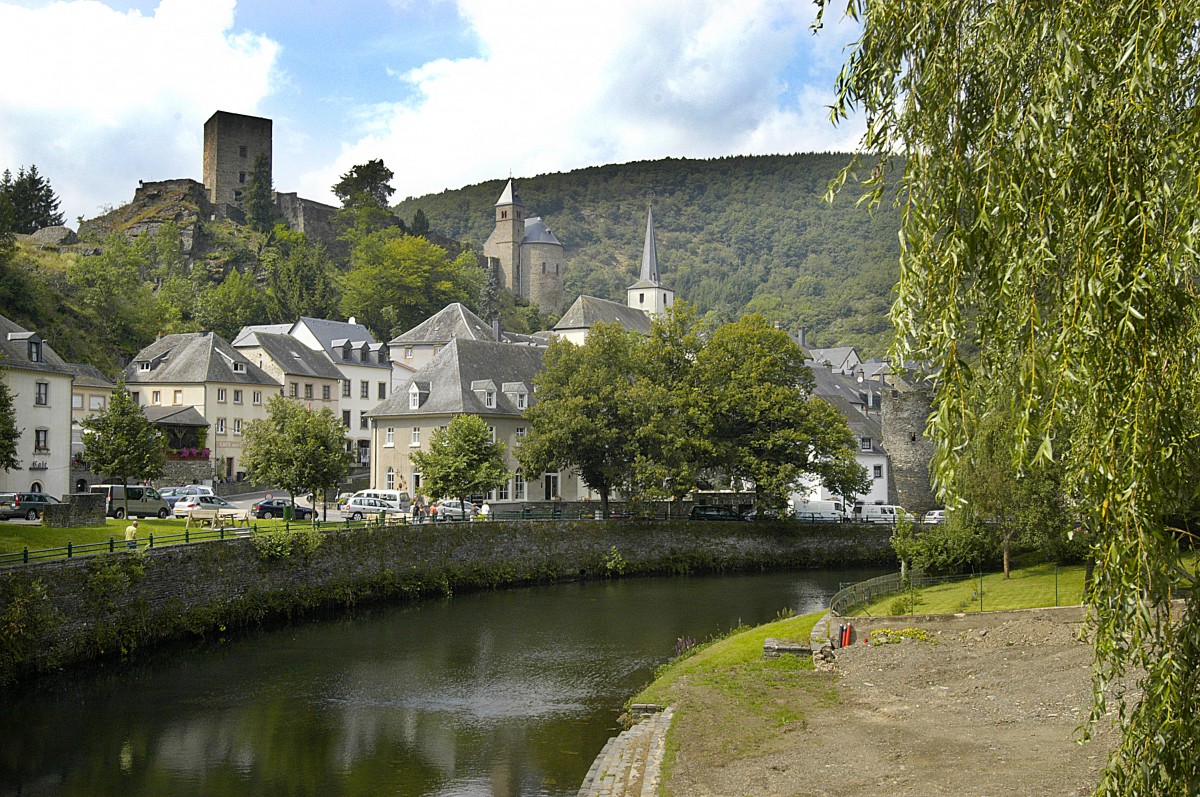 Esch-sur-Sre mit dem Schloss und der Sauer (Sre). Aufnahme: August 2007.