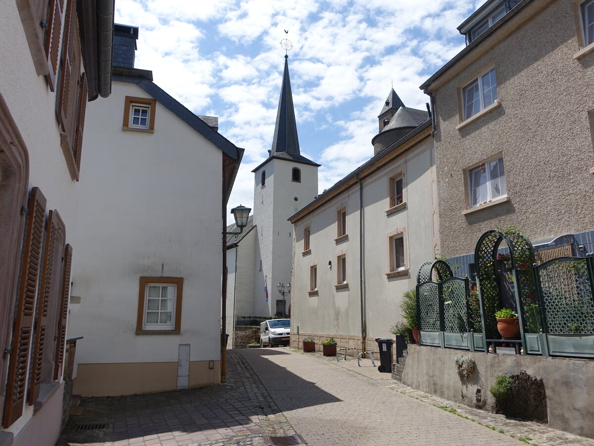 Esch-sur-Sure, Pfarrkirche Sainte-Helene in der Rue de Eglise (22.06.2022)