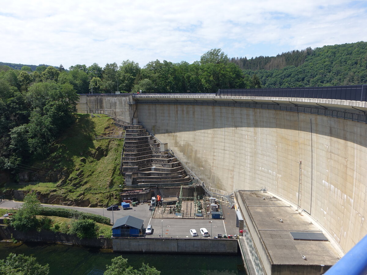 Esch-sur-Sure, Staumauer des Obersauer-Stausee, erbaut von 1955 bis 1958 (22.06.2022)