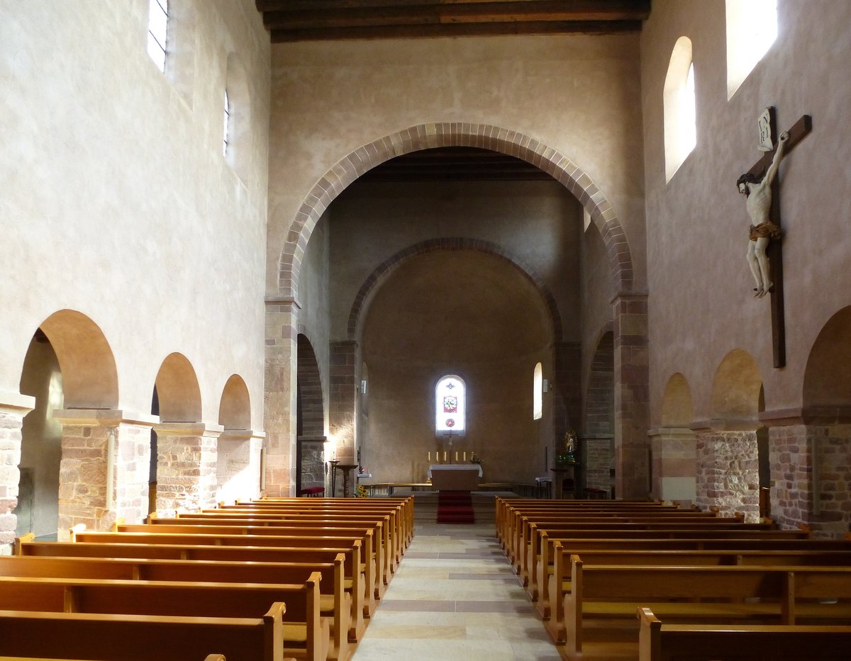 Eschau, Blick in den Innenraum, Richtung Altar, in der Kirche St.Trophimus, Sept.2017 