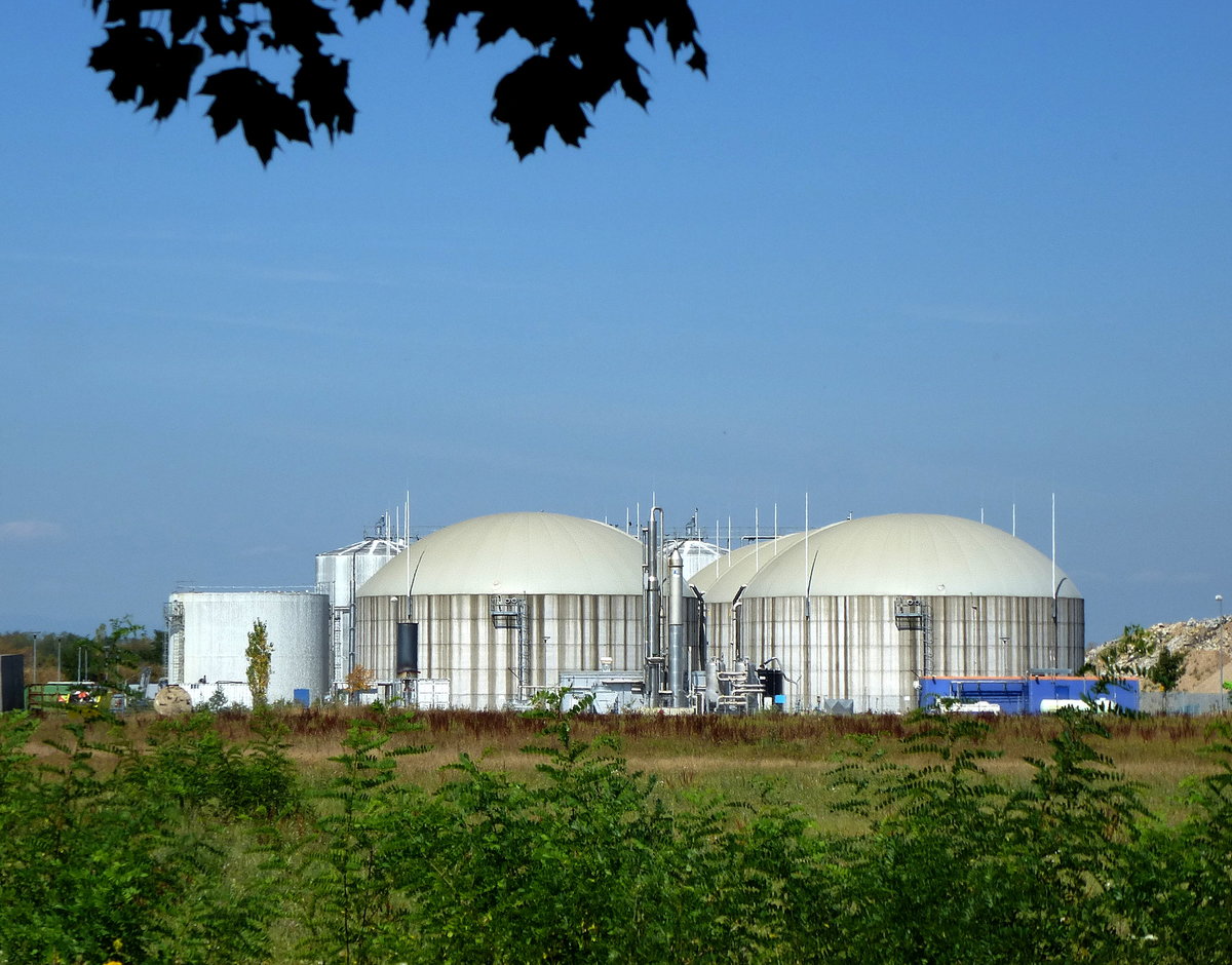 Eschbach, die grte Biogasanlage in Baden-Wrttemberg steht hier im Gewerbepark Breisgau, seit 2012 im Betrieb, Aug.2016