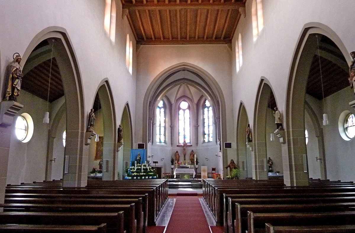 Eschbach, katholische Kirche St.Agnes, Blick zum Altar, Mai 2012