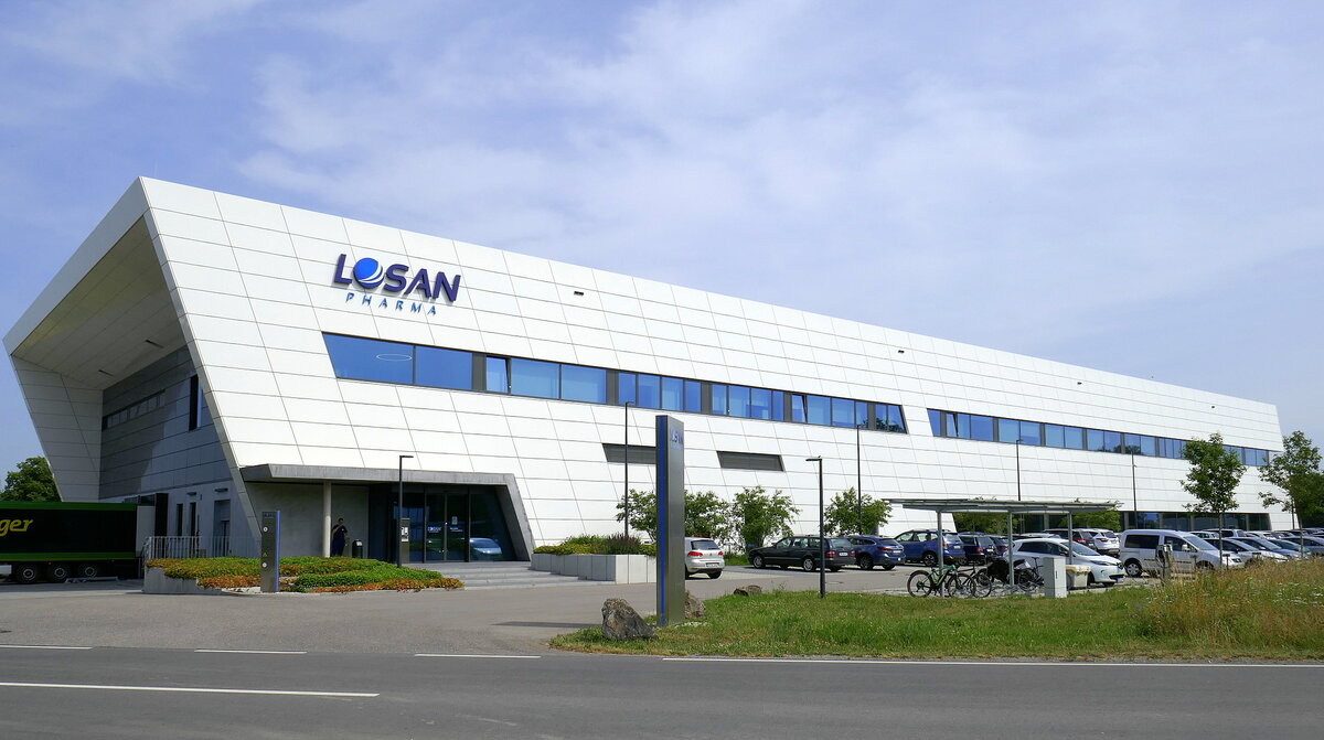 Eschbach im Markgrflerland, das moderne Firmengebude der Losan Pharma GmbH im Gewerbepark Breisgau, 2017 erbaut, Juni 2021