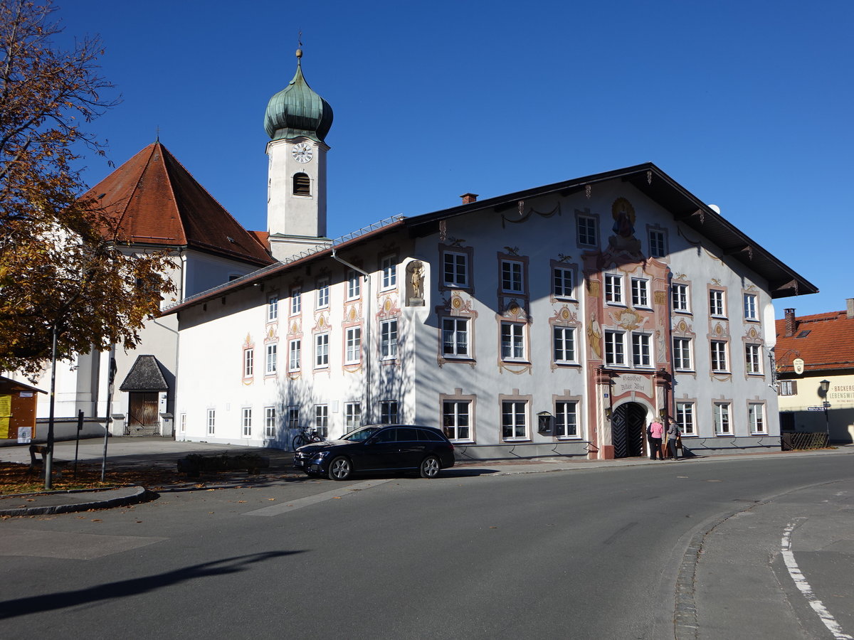 Eschenlohe, Gasthof zur Post am Dorfplatz, dahinter die Pfarrkirche St. Clemens (11.11.2018)