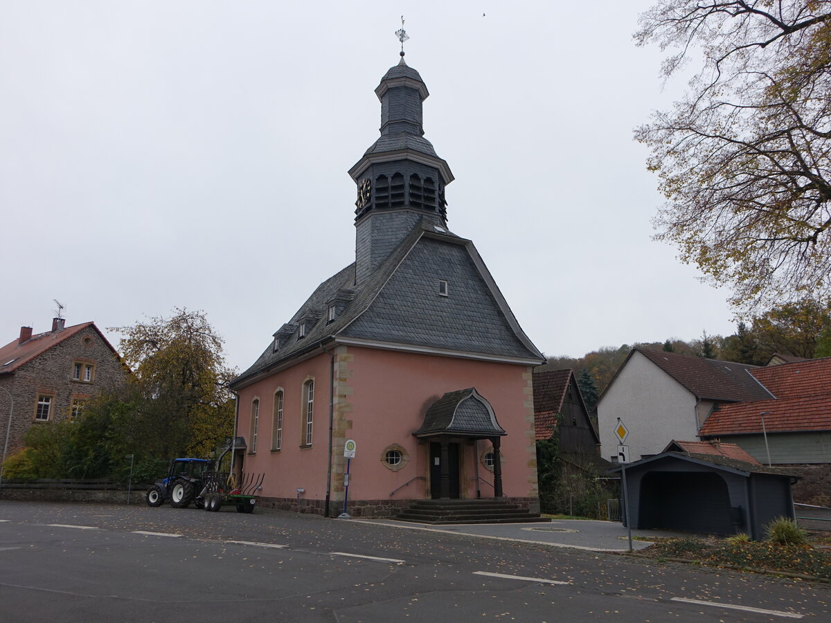 Eschenrod, evangelische Dorfkirche, neobarocke Saalkirche, erbaut von 1914 bis 1920, achteckiger Dachreiter mit einer glockenfrmigen Haube (30.10.2021)