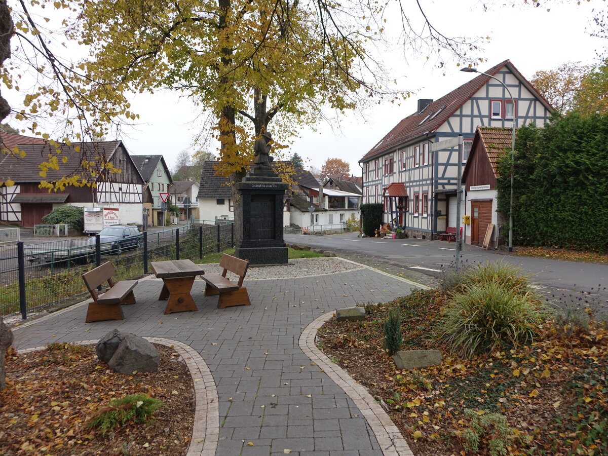 Eschenrod, Fachwerkhaus und ehem. Feuerwehrgertehaus am Eichelbach (30.10.2021)