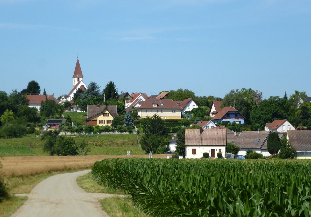 Eschenzweiler, Blick von Sd-Osten auf den ca. 1500 Einwohner zhlenden Ort bei Mlhausen (Mulhouse), Juli 2017