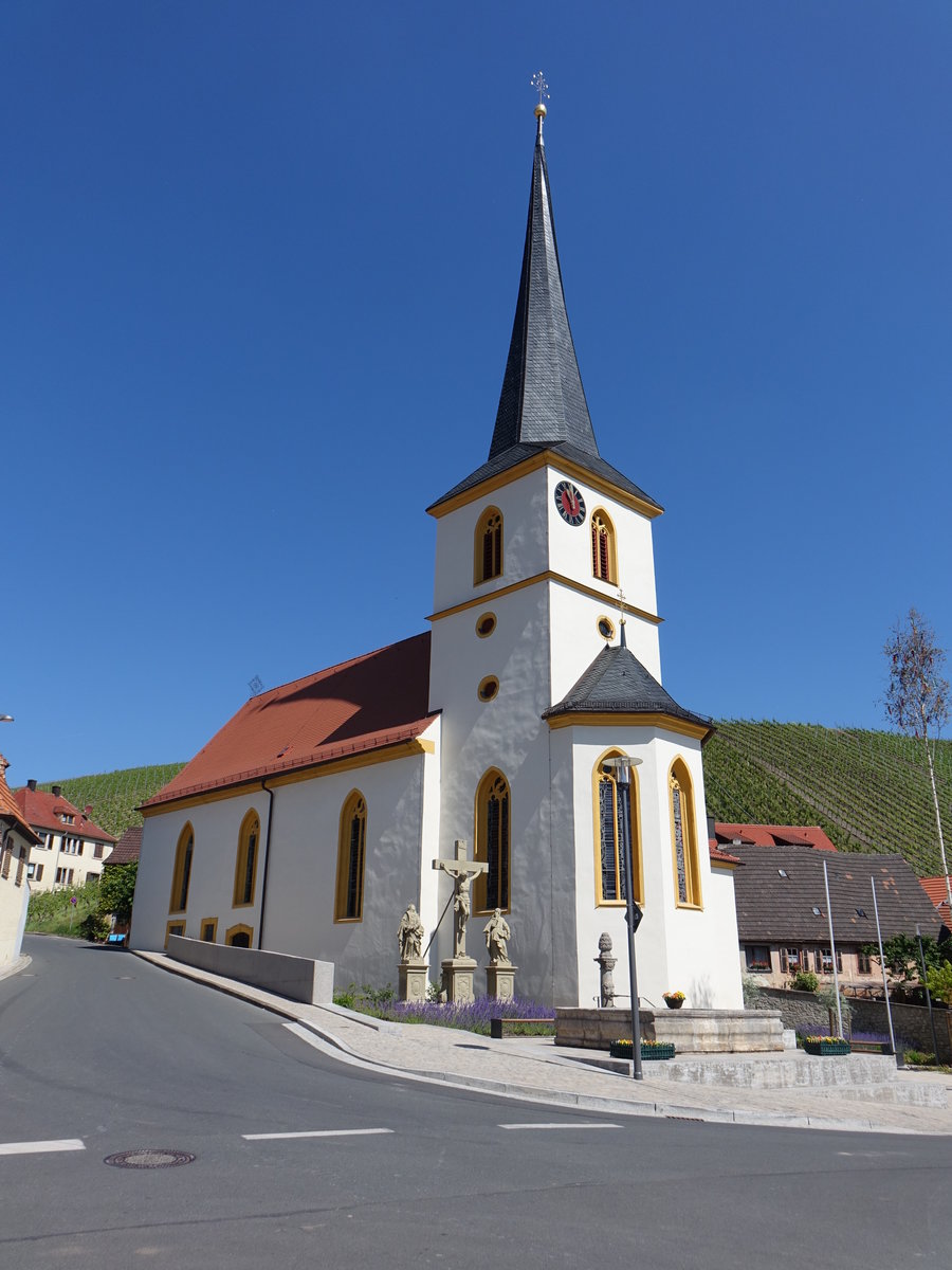 Escherndorf, katholische Pfarrkirche St. Johannes Baptist, nachgotische Chorturmkirche, erbaut von 1600 bis 1616 (27.05.2017)