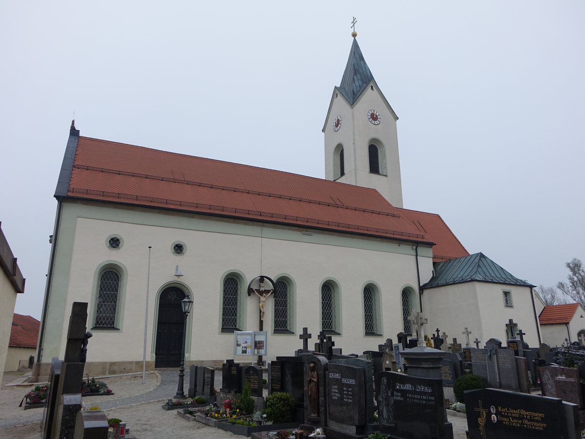 Eschlkam, katholische Pfarrkirche St. Jakobus der ltere, Saalbau mit eingezogenem Chor, Sattel- und Walmdach und Chorflankenturm mit Spitzdach, Chor und Turmuntergeschoss gotisch, Langhaus erbaut ab 1633 (05.11.2017)