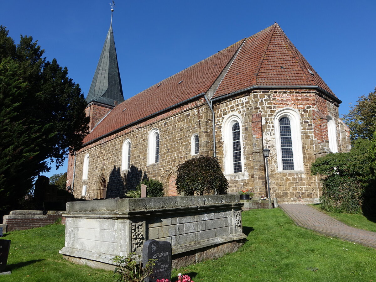 Esenshamm, evangelische St. Matthus Kirche, sptromanischer Sandsteinbau aus der 1. Hlfte des 14. Jahrhundert  (08.10.2021)